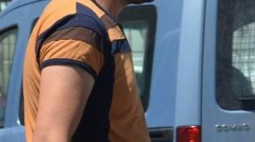 Kocasını uyurken bı&ccedil;akladı