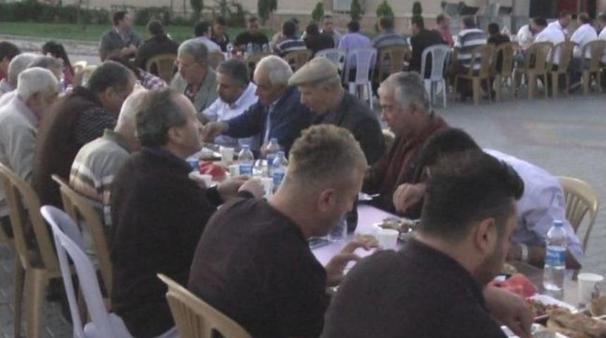 K&uuml;tahya Yıldırım Gıdacılar Sitesi Esnafı Ve &Ccedil;alışanları İftarda Buluştu