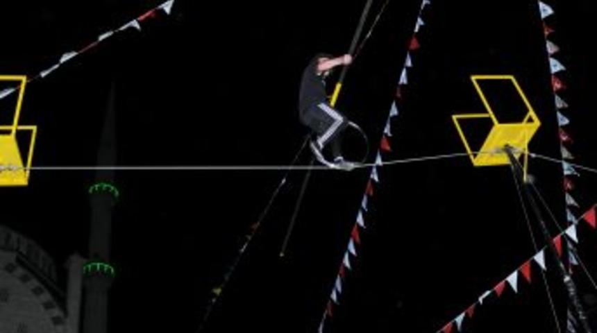 Ramazan Şenliklerinde Ip Cambazı &Ouml;zdemir Turan, G&ouml;steri Yaptı