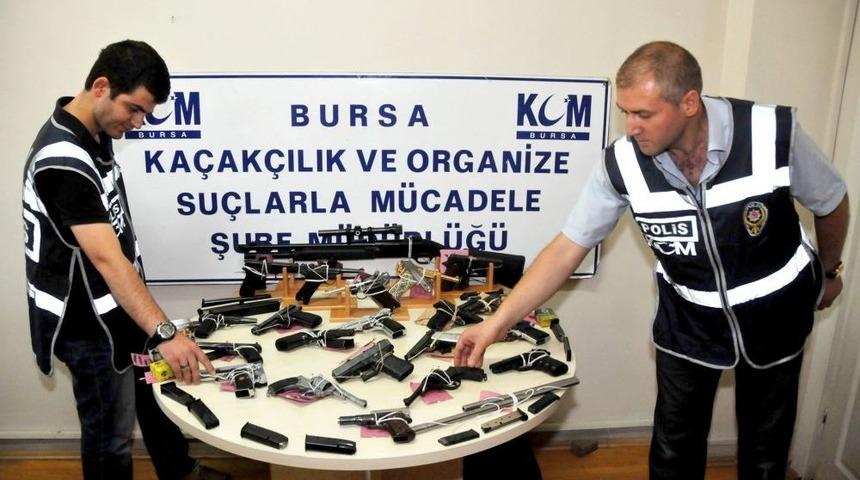 Polis Silah Operasyon Yaptı, Dolaptaki Zuladan 11 Tabanca &Ccedil;ıktı