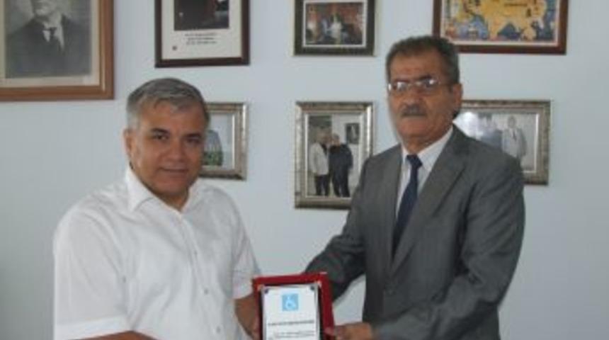 Yerk&ouml;y Orta Anadolu Engelliler Derneği'nden Kale Grubu'na Teşekk&uuml;r Plaketi