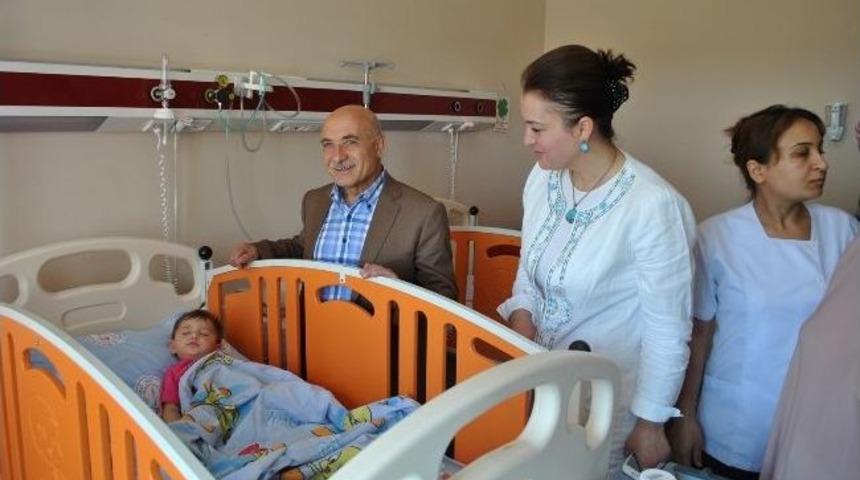 Ak Parti Teşkilatı &Ccedil;ocuk Hastanesini Ziyaret Etti