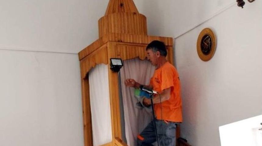 Melikgazi, Camilerde Genel Temizlik Yapıyor