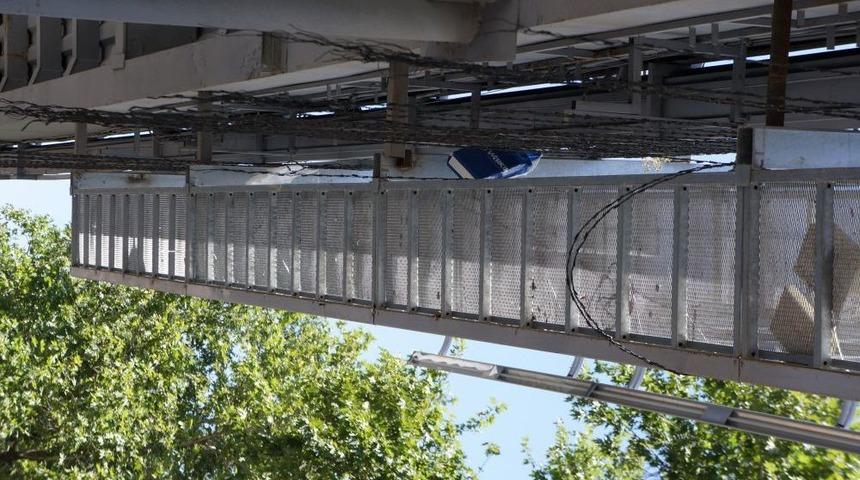 &Uuml;st Ge&ccedil;itteki Ş&uuml;pheli Pakete Imha Ekibi Gelmeden M&uuml;dahale Edildi