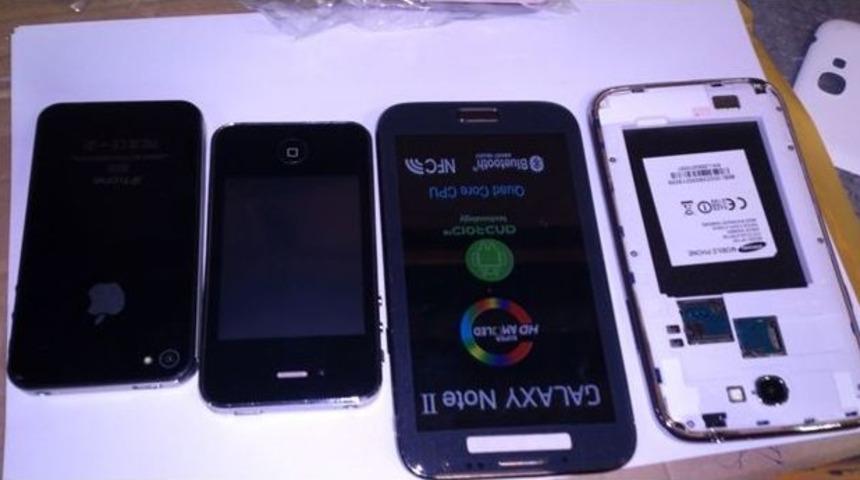 Yedek Par&ccedil;a Kolilerinden 10 Bin Ka&ccedil;ak Telefon &Ccedil;ıktı