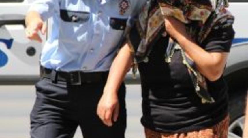 Komşusunun Evinden Yiyecek Ve Temizlik Maddesi &Ccedil;aldı