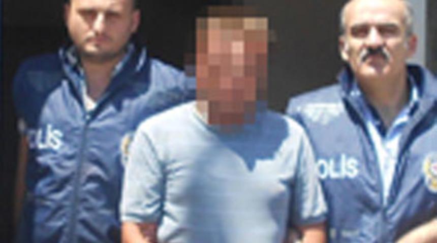 Evinde kanlı giysi ve bı&ccedil;akla yakalandı