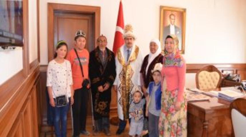 Vali Şahin, Depremzede Aileyi Konuk Etti