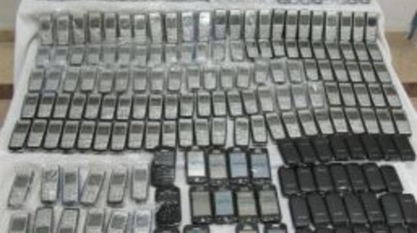 Burdur&rsquo;da G&uuml;mr&uuml;k Ka&ccedil;ağı 403 Telefon Ele Ge&ccedil;irildi