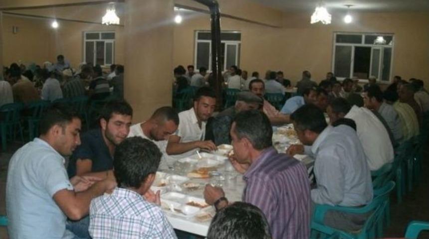 Aras Esenler Mahallesi Sakinleriyle İftar A&ccedil;tı