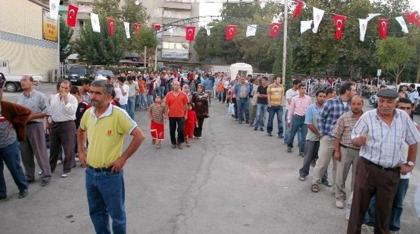 İftar &Ccedil;adırı Misafirlerini Ağırlıyor