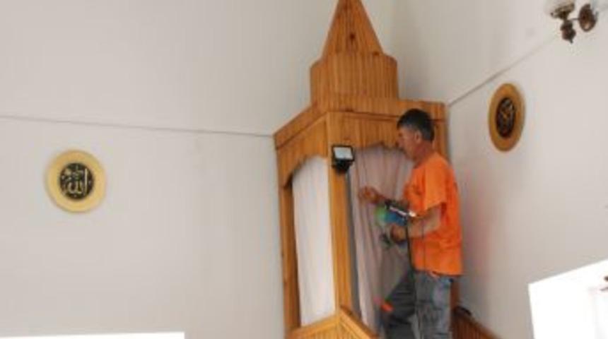 Melikgazi Belediyesi Camilerde Temizlik Yapıyor