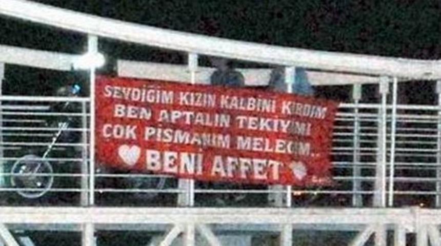 Sevgilisinden Pankart İle &Ouml;z&uuml;r Diledi