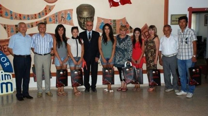 Kırım Devlet Konservatuarı &Ouml;ğrencilerinden İl Milli Eğitim M&uuml;d&uuml;r&uuml; Dede&rsquo;ye Ziyaret