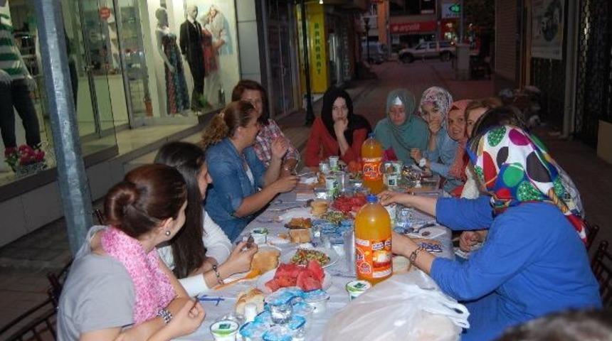 &Ccedil;aycumalı Esnaflar Cadde &Uuml;zerinde İftar Yemeği D&uuml;zenledi