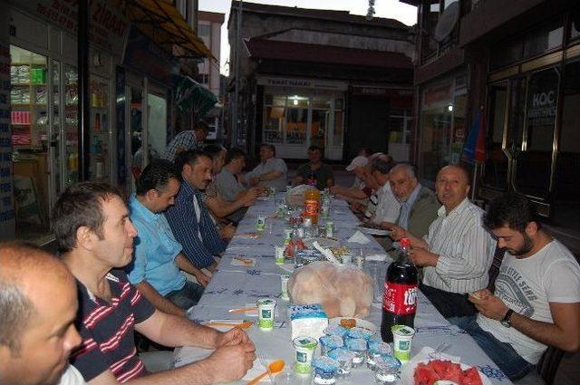 Çaycumalı Esnaflar Cadde Üzerinde İftar Yemeği Düzenledi