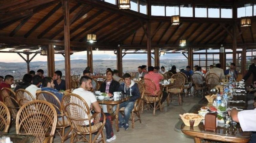 Sorgun Belediyesporlu Futbolcular Verilen İftar Yemeğinde Protokole Tanıştırıldı