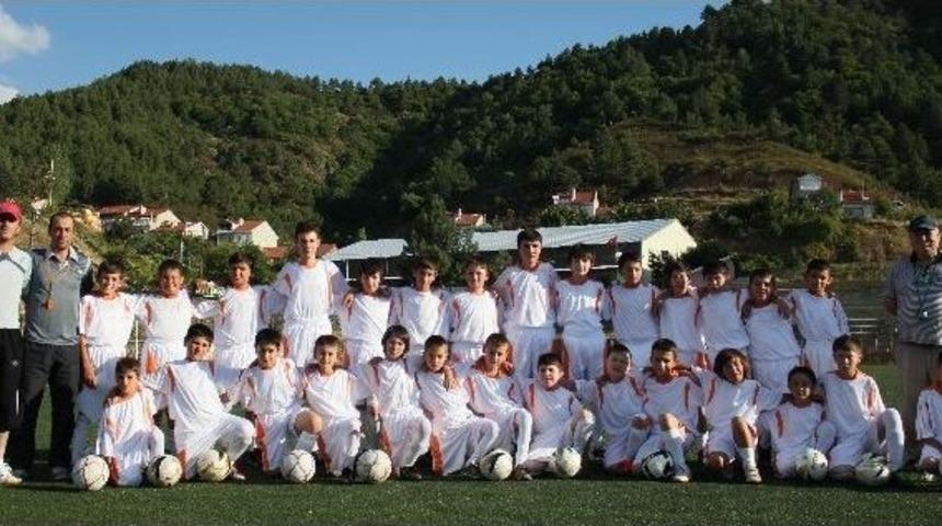 Simav Belediyesi Yaz Futbol Okuluna B&uuml;y&uuml;k İlgi