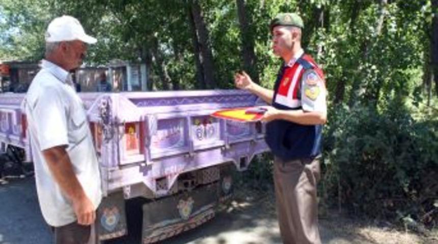 Tokat Jandarma Trafik Ekipleri Trakt&ouml;r S&uuml;r&uuml;c&uuml;lerini Uyarıyor