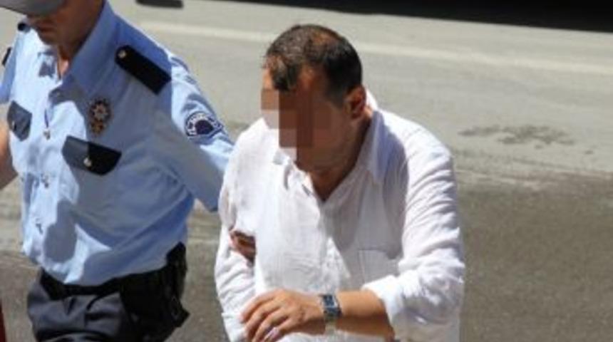 Aracında 2 Tabancayla Yakalandı