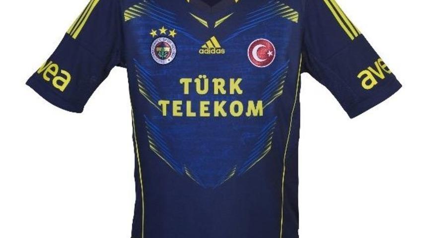 Fenerbah&ccedil;e&rsquo;nin 2013-2014 Sezonu Formaları G&ouml;r&uuml;c&uuml;ye &Ccedil;ıktı