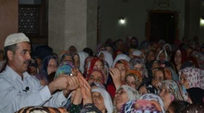 Camilerde &lsquo;Sakal-ı Şerif' Izdihamı