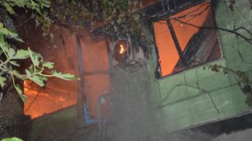 Zonguldak'ta Sigara Izmaritinden 4 Ev Yandı