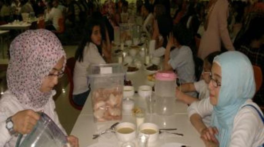 AKAD'dan Okuma Salonu &Ouml;ğrencilerine Iftar Yemeği