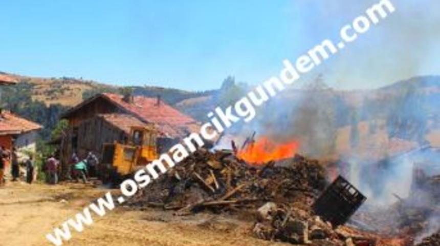 K&ouml;yde &Ccedil;ıkan Yangında, 5 Ev, 1 Cami K&uuml;l Oldu