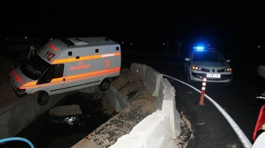 Kadın S&uuml;r&uuml;c&uuml;n&uuml;n Kullandığı Ambulans Dereye U&ccedil;tu