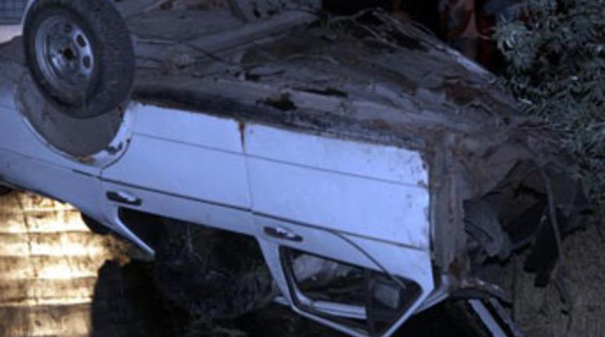 Tren otomobili ikiye b&ouml;ld&uuml;