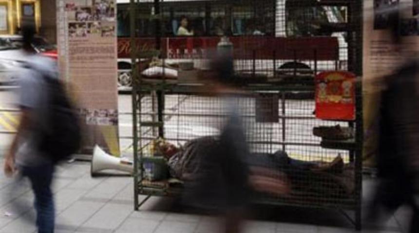 Kafeste yaşayan insanlar...