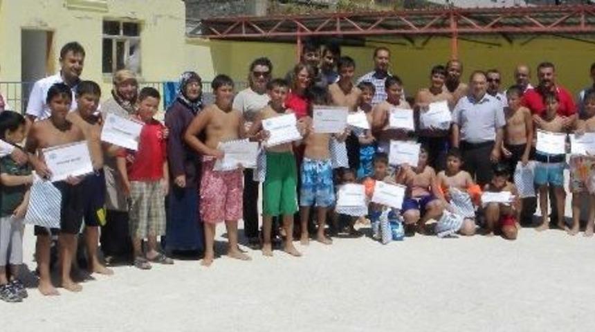 Y&uuml;zme Kursu &Ouml;ğrencilerine Belgeleri Verildi