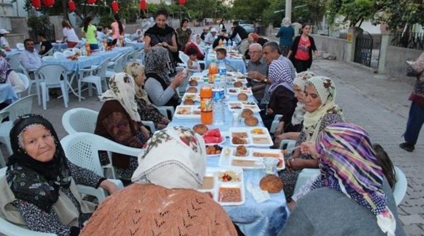 Mahalle Sakinleri Geleneksel İftar Yemeğinde Buluştu