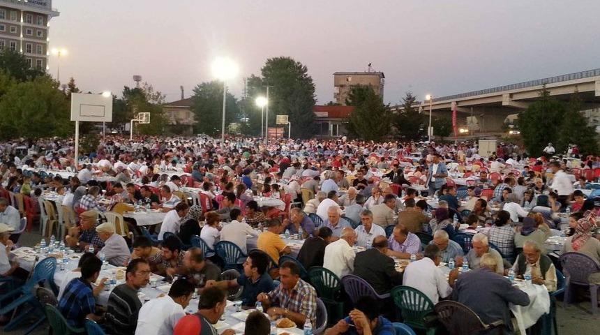 B&uuml;y&uuml;kşehir Belediye Başkanı Yılmaz Hemşehrilerine Iftar Verdi