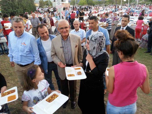 Büyükşehir Belediye Başkanı Yılmaz Hemşehrilerine Iftar Verdi