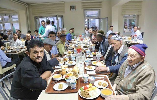 Huzurevinde Buruk Iftar