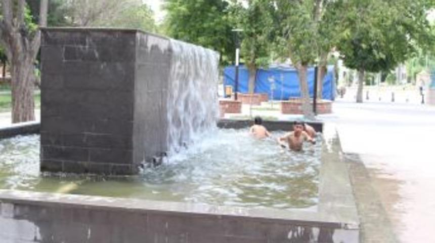 Sıcaktan Bulanan &Ccedil;ocuklar, S&uuml;s Havuzlarında Serinliyor