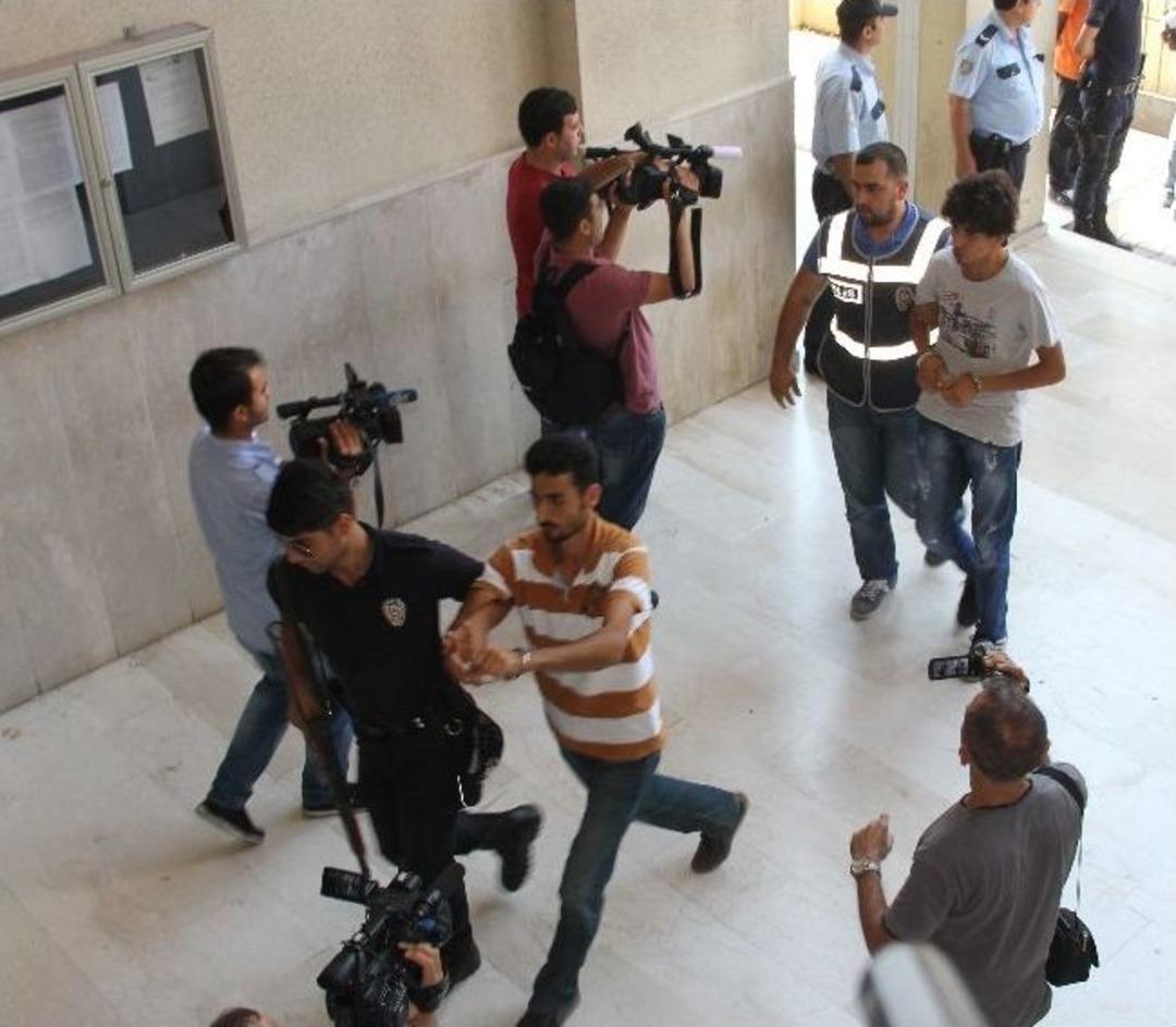 Gezi Eylemcileri Adana'ya Getirildi, Adliye &Ouml;n&uuml;nde Arbede &Ccedil;ıktı