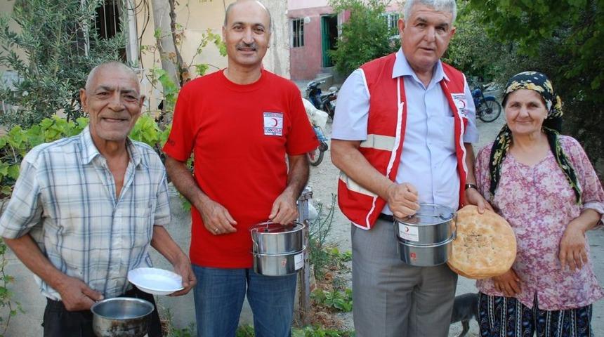 Kızılay Her G&uuml;n Bin Aileye Sıcak Yemek Taşıyor