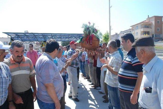 Camisiz Beldeye Meydanda Cenaze Namazı