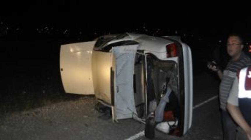 &Ccedil;anakkale'de Otomobil Devrildi: 2 &Ouml;l&uuml;, 4 Yaralı