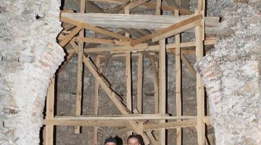 Bin Yıllık T&uuml;rbe Ayağa Kalkıyor