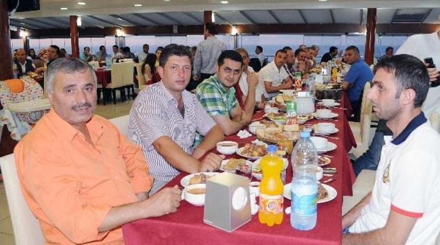 Başkan G&uuml;mr&uuml;k&ccedil;&uuml;oğlu 2.el Oto Galericiler Esnafı İle İftar Yemeğinde Biraraya Geldi