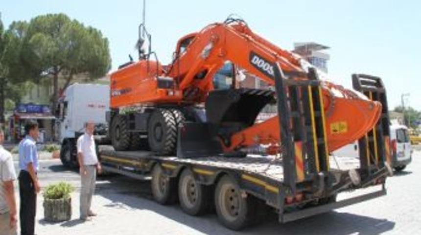 K&ouml;pr&uuml;başı'nda İş Makinası Sevinci