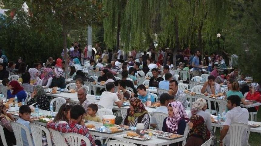 Başkan Asım G&uuml;zelbey, &Uuml;niversite &Ouml;ğrencileri İle İftar Yaptı