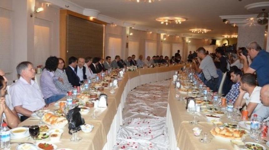 Vali D&uuml;zg&uuml;n Basın Mensupları İle İftarda Buluştu