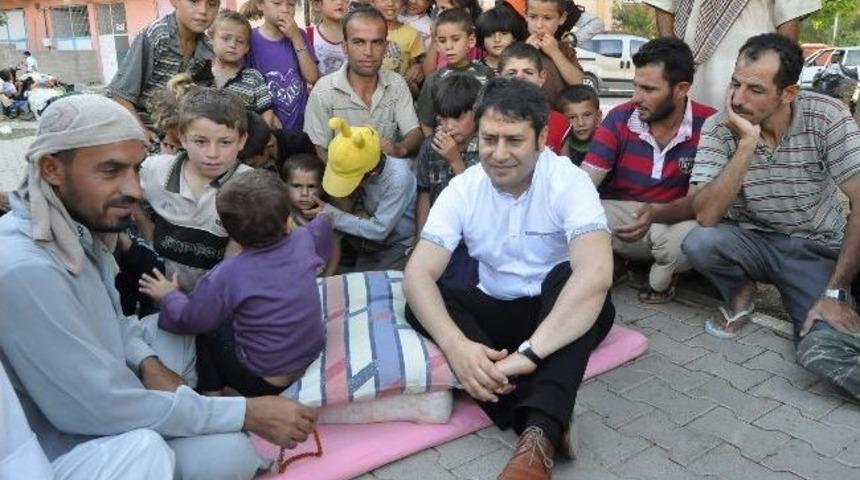 Gaziantep Milletvekili Ali Şahin Parkta Kalan Suriyelileri Ziyaret Etti
