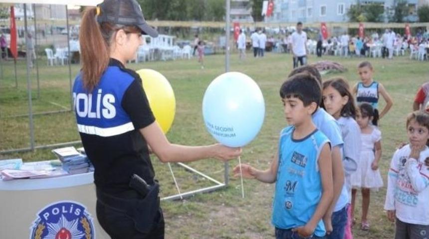 Polisten &Ccedil;ocuklara Balon