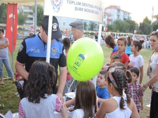 Polisten Çocuklara Balon